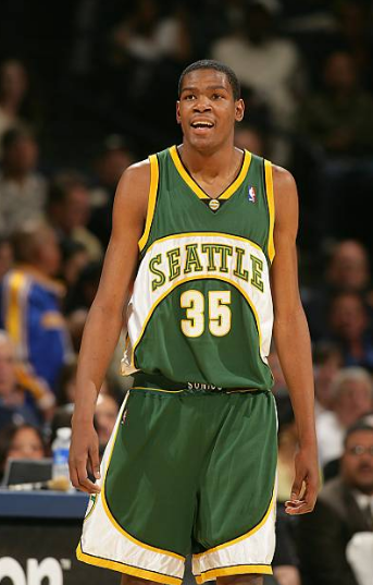 Kevin Durant returned to Seattle, addressed crowd wearing a classic ...