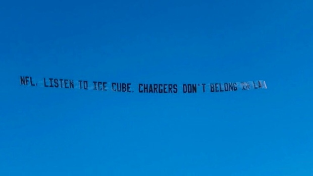 Chargers plane message