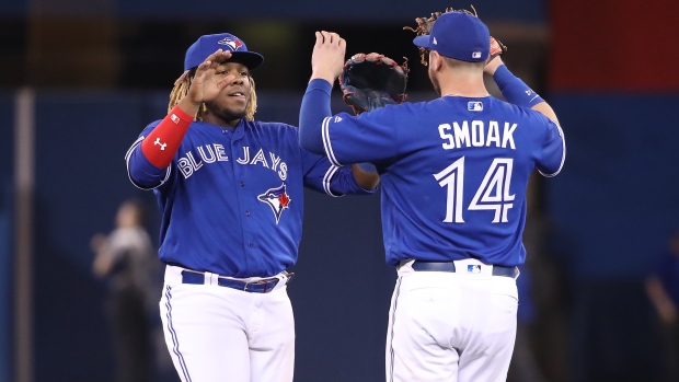MLB trade rumors: Indians “looking at” Justin Smoak - Covering the
