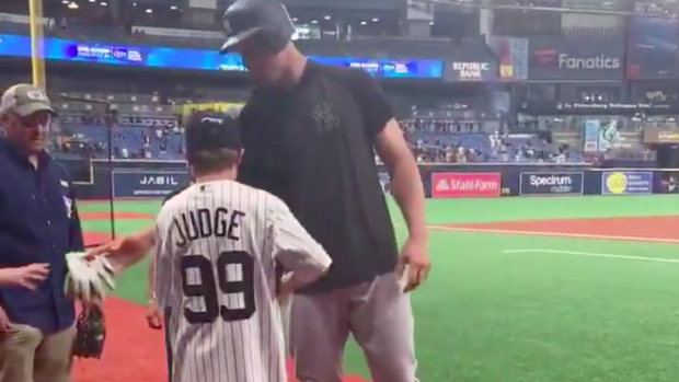 These kids were brought to tears after Aaron Judge gave them his bat and  batting gloves - Article - Bardown