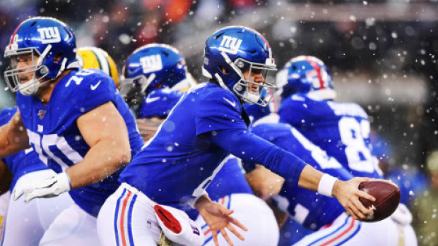 New York Giants' Daniel Jones receives hard hit, part of helmet