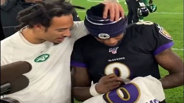 Lamar Jackson signs autographs for Jets players after Ravens win