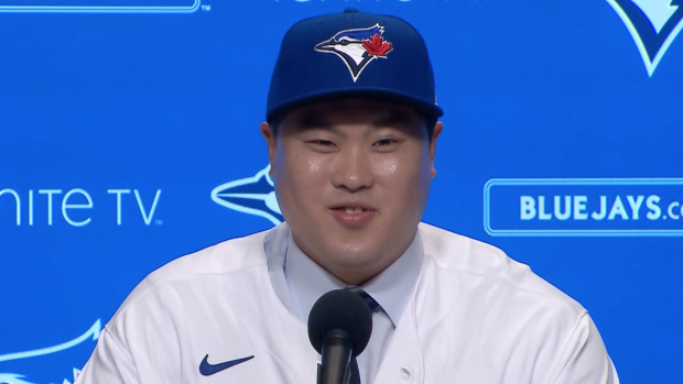 Hyun-Jin Ryu introduced, says Jays' persistence 'why I'm here' - ESPN