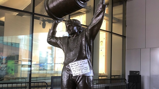 Wayne Gretzky statue