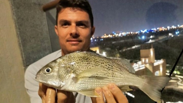 Philip Du Plessis cacthes a fish from 50 feet high!