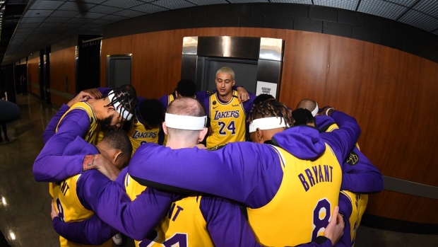 Lakers huddle