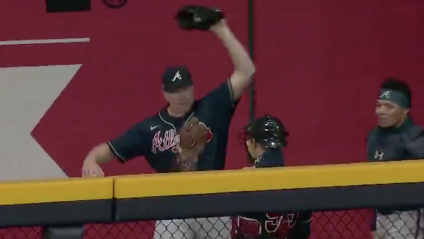 Mark Melancon catches Ozzie Albies home run again in NLCS Game 2