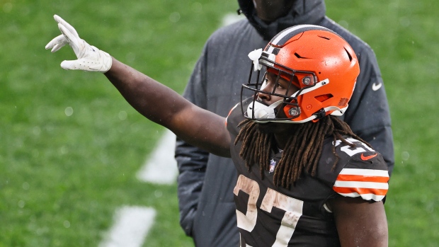 Browns' Kareem Hunt dons Nick Chubb shirt in return to Cleveland