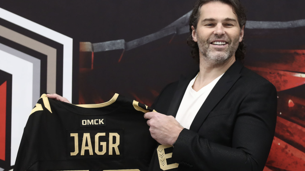Jaromir Jagr tweets out jokes about how no teams want him in free agency -  Article - Bardown