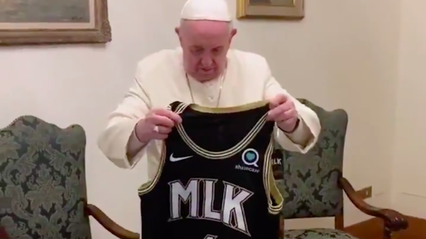Pope Francis gave his blessing to the Hawks' MLK City Edition jersey -  Article - Bardown