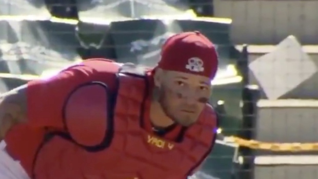 Yadier Molina dares Astros rookie to steal second before throwing him out 