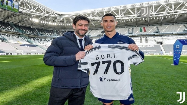 Ronaldo receives his GOAT jersey