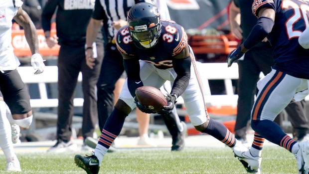 Antoine Winfield Jr Hits Tyreek Hill With His Own Celebration & Gets  Taunting Penalty 