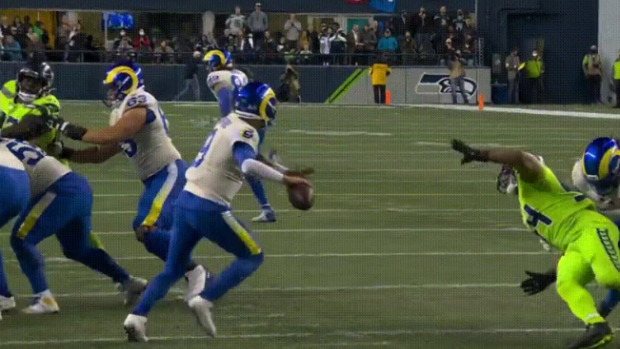 Rams' Matthew Stafford throws ridiculous no-look pass in Super