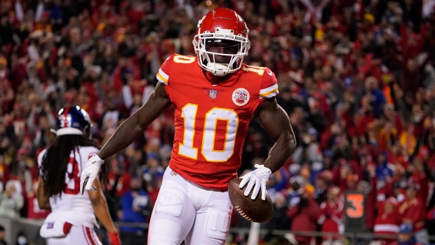 Report: Jets matched Dolphins' Tyreek Hill contract offer