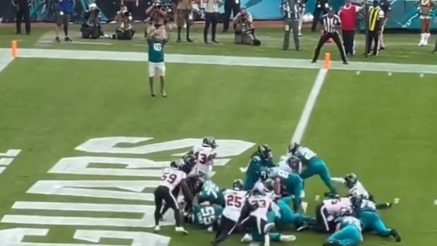 Jaguars fan runs on field, gets slammed during Jacksonville touchdown