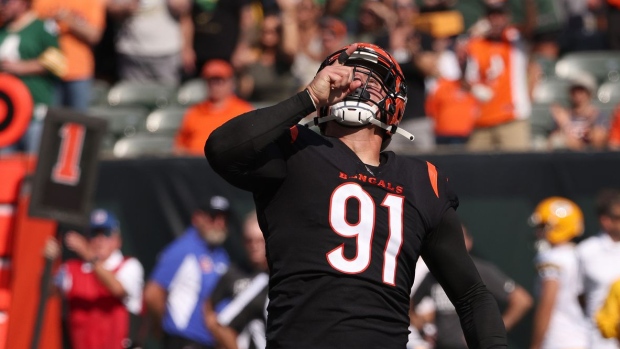 Trey Hendrickson, Cincinnati DE, goes to locker room with neck injury