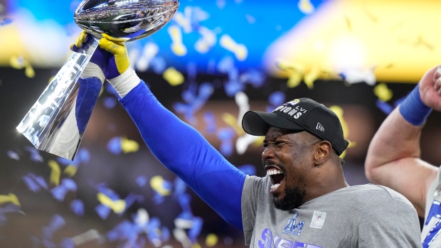 Von Miller brings Super Bowl trophy to motivate Bills - ESPN