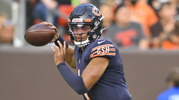 Report: Bears' Fields suffered left shoulder dislocation, questionable vs.  Jets