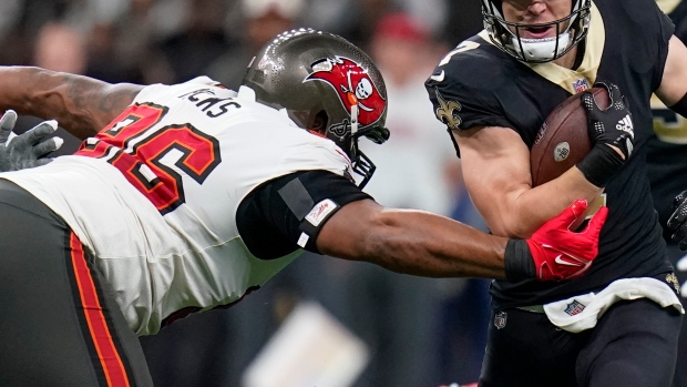 Buccaneers' Akiem Hicks tears plantar fascia vs. Saints, expected to miss  one month, per report 