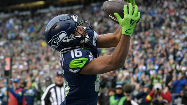 Seahawks WR Tyler Lockett suffers broken finger in loss to 49ers