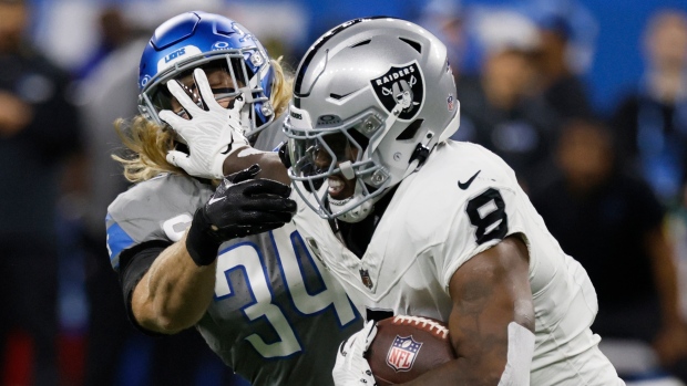 Josh Jacobs stiff arms Alex Anzalone