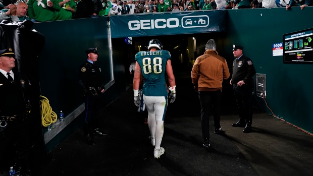 Eagles TE Dallas Goedert Has Fractured Forearm - TSN.ca