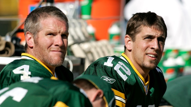 Teammates say Favre texted them of plans to retire - The San Diego