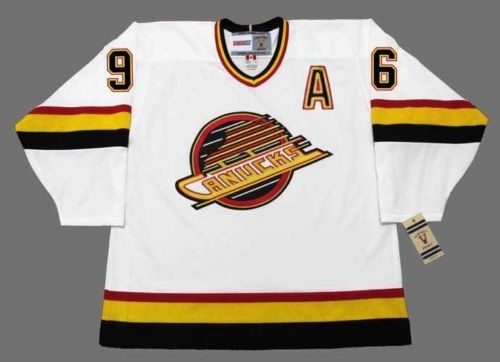 Did Versace rip off Canucks' so-called Flying Skate logo?