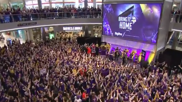Vikings fans invade Mall of America for a massive SKOL chant - Article -  Bardown